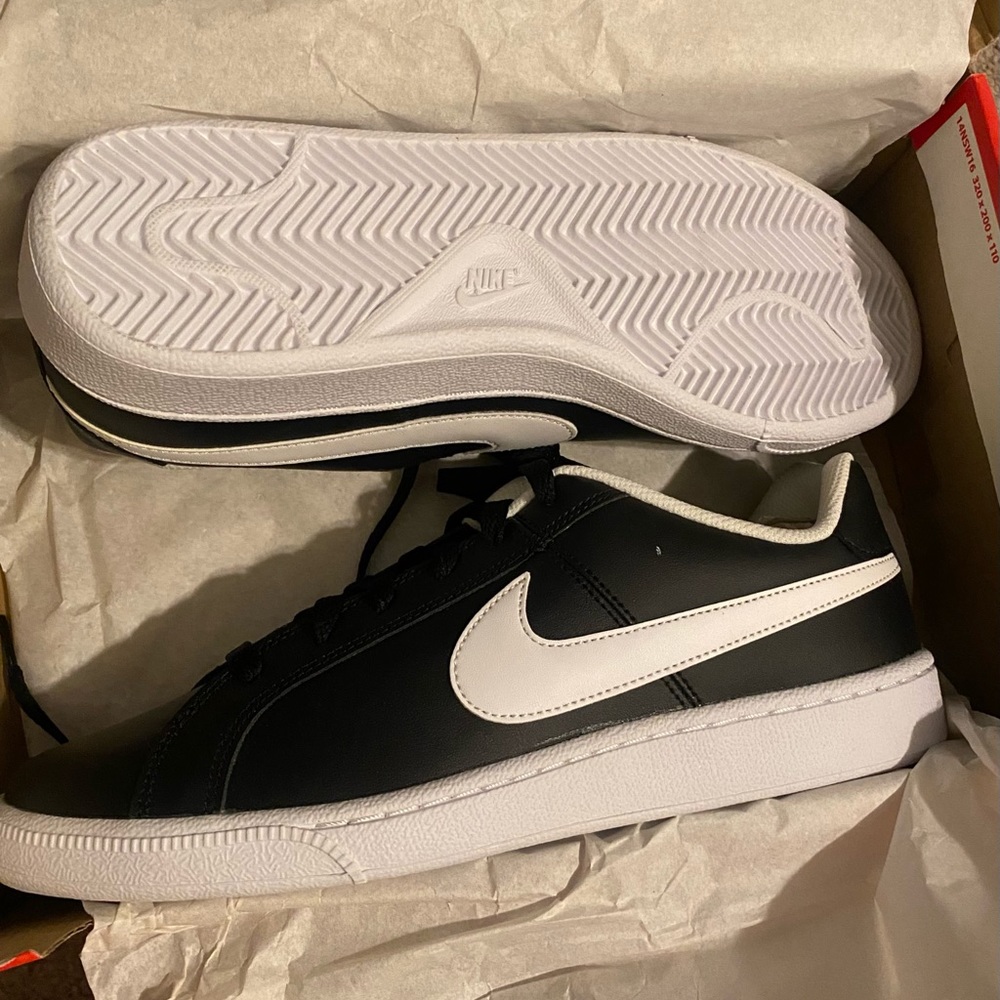 Size 9 Court Royale Men’s Nike’s NWT. Never worn!